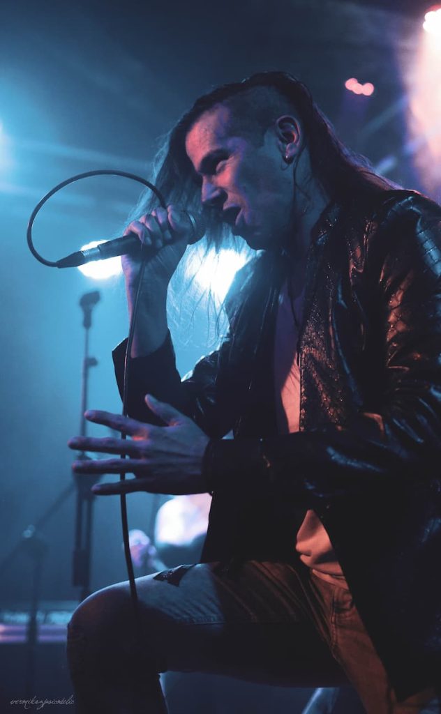 Arturo Romero, especialista en negocio digital y cantante de Raven's Gate actuando en el evento Take Cover de Valencia cantando