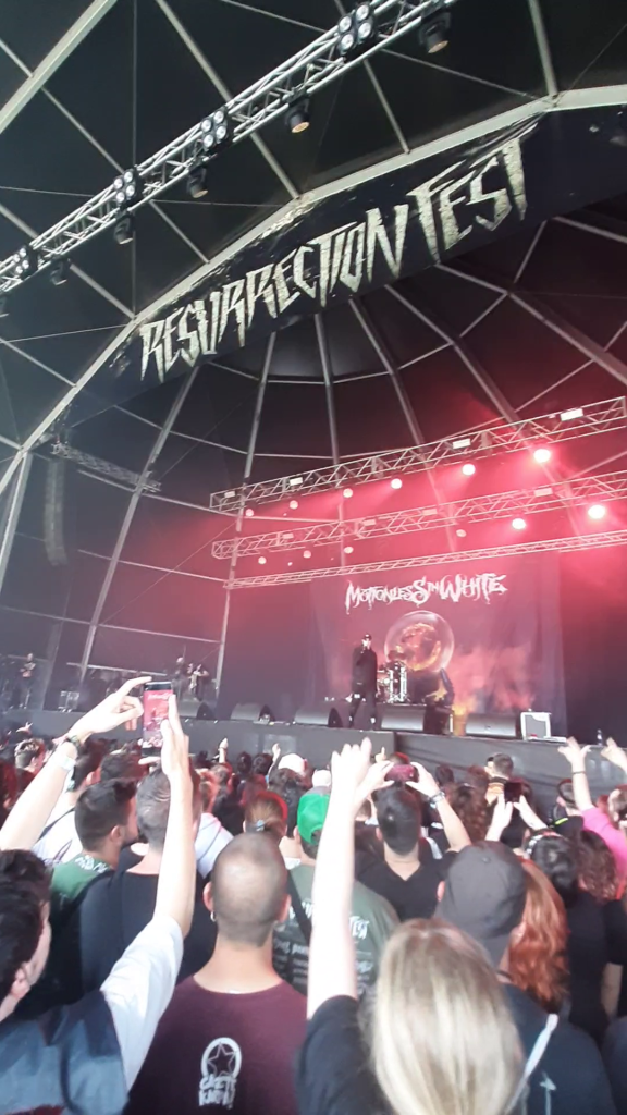 La banda d emetalcore Motionless in White actuando en el Resurrection Fest 2024 en el Chaos Stage